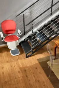 מעלון כסא למדרגות – חברת Platinum מעלון ביתי, מעלונים לנכים מעלון מדרגות אדום